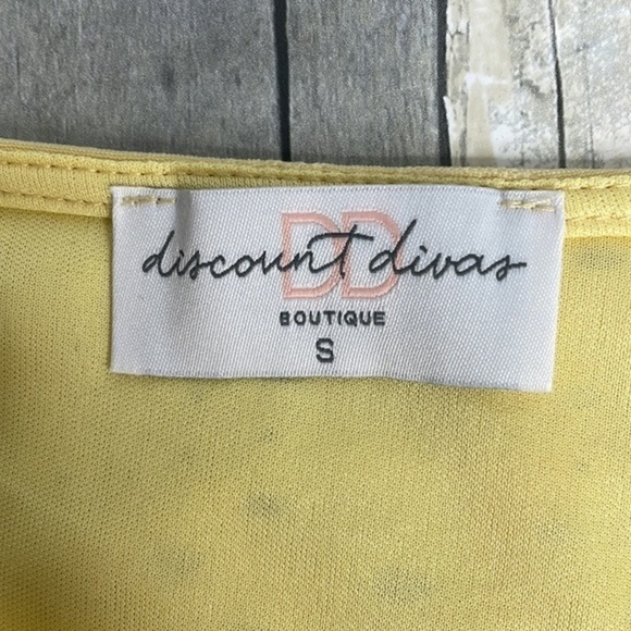 PALE yellow eyelet short sleeve blouse. Flutter sleeves. Lightly lined. Small - Picture 9 of 10